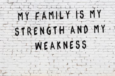 Bilgece alıntıların yazılı olduğu siyah boyanmış beyaz tuğla duvar