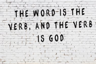 Bilgece alıntıların yazılı olduğu siyah boyanmış beyaz tuğla duvar