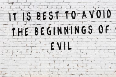 Bilgece alıntıların yazılı olduğu siyah boyanmış beyaz tuğla duvar