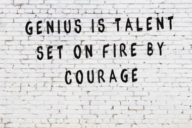 Bilgece alıntıların yazılı olduğu siyah boyanmış beyaz tuğla duvar