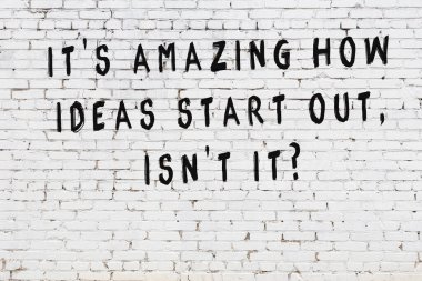 Bilgece alıntıların yazılı olduğu siyah boyanmış beyaz tuğla duvar