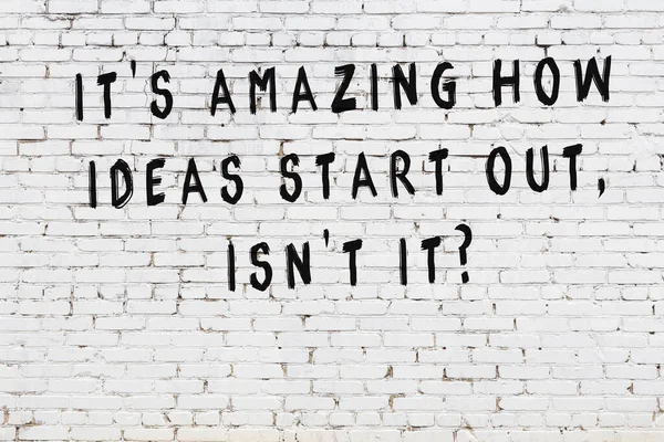 Bilgece alıntıların yazılı olduğu siyah boyanmış beyaz tuğla duvar