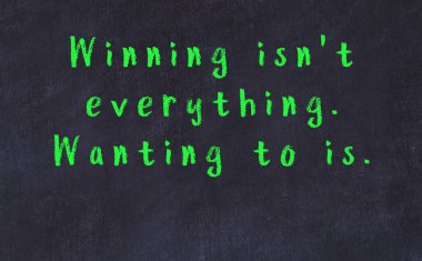 Siyah masadaki akıllı alıntıların tebeşiri.