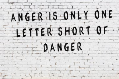 Bilgece alıntıların yazılı olduğu siyah boyanmış beyaz tuğla duvar