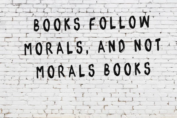 Bilgece alıntıların yazılı olduğu siyah boyanmış beyaz tuğla duvar