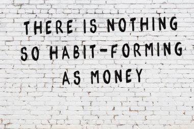 Bilgece alıntıların yazılı olduğu siyah boyanmış beyaz tuğla duvar