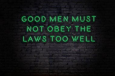 Tuğla duvardaki neon ışığın gece görüşü. Bilge Qoutation. 