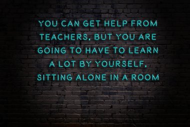 Akıllıca alıntı. Duvara karşı neon yazıtlar