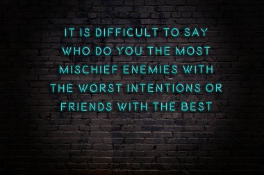 Tuğla duvardaki neon ışığın gece görüşü. Bilge Qoutation. 