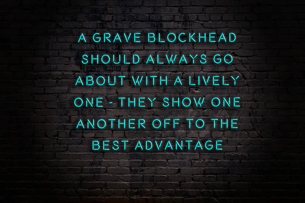 Нічний вид неонового знаку на цегляній стіні. мудрий каутаут . — стокове фото