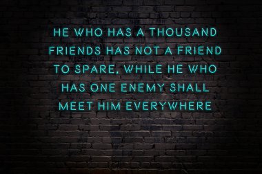 Zekice ve motive edici bir alıntı. Tuğla duvarda neon işareti