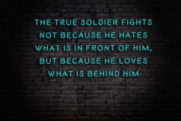 Нічний вид неонового знаку на цегляній стіні. мудрий каутаут . — стокове фото