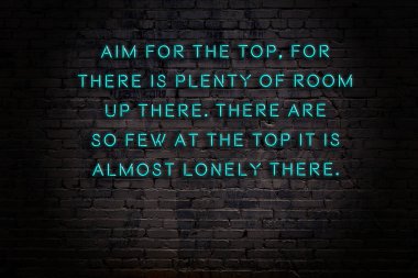 Tuğla duvardaki neon ışığın gece görüşü. Bilge Qoutation. 