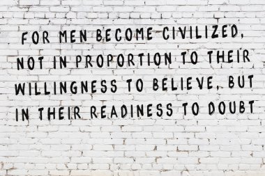 Bilgece alıntıların yazılı olduğu siyah boyanmış beyaz tuğla duvar