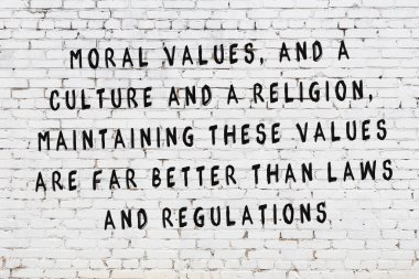 Bilgece alıntıların yazılı olduğu siyah boyanmış beyaz tuğla duvar