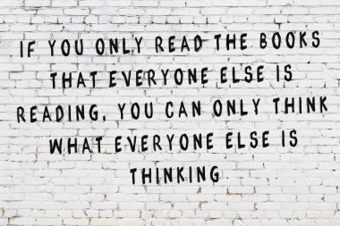 Beyaz tuğla duvar arkaplanına siyah düşünceli bir yazı.