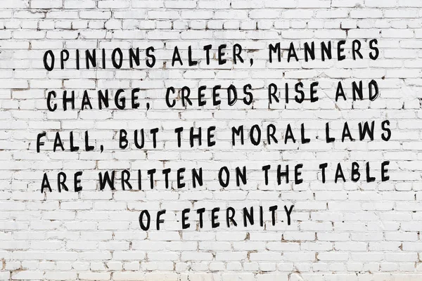Preto pintado inscrição de citação inteligente na parede de tijolo branco — Fotografia de Stock