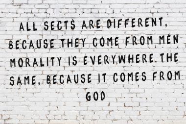 Beyaz tuğla duvar arkaplanına siyah düşünceli bir yazı.