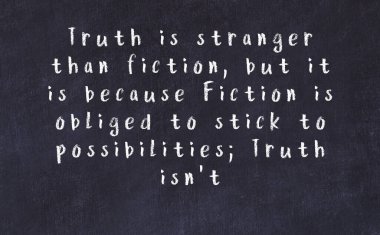 Üzerinde bilge yazılar olan siyah karatahta.