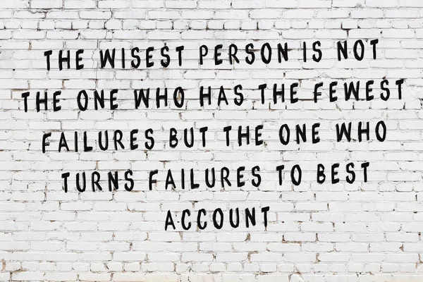 Чорний пофарбований напис розумної цитати на білій цегляній стіні — стокове фото