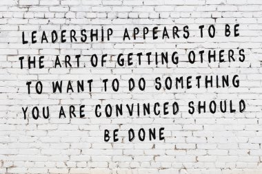 Bilgece alıntıların yazılı olduğu siyah boyanmış beyaz tuğla duvar