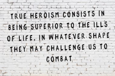 Beyaz tuğla duvar arkaplanına siyah düşünceli bir yazı.