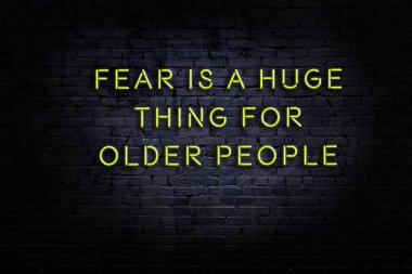 Akıllıca alıntı. Duvara karşı neon yazıtlar