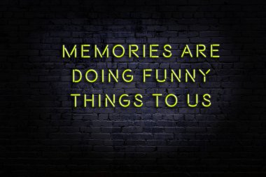 Akıllıca alıntı. Duvara karşı neon yazıtlar