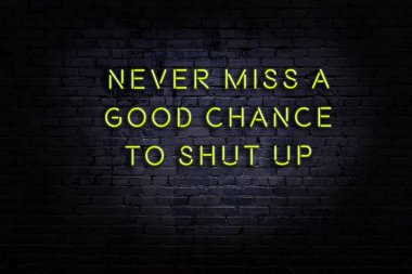 Zekice ve motive edici bir alıntı. Tuğla duvarda neon işareti