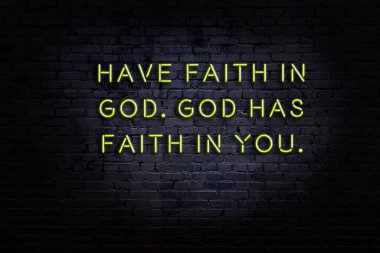 Tuğla duvardaki neon ışığın gece görüşü. Bilge Qoutation. 