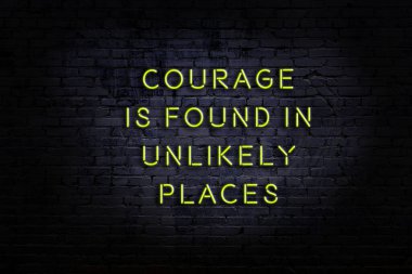 Tuğla duvardaki neon ışığın gece görüşü. Bilge Qoutation. 