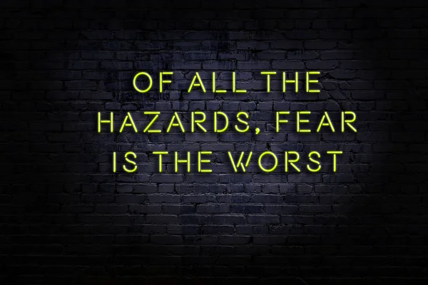 Нічний вид неонового знаку на цегляній стіні. мудрий каутаут . — стокове фото