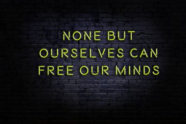 Tuğla duvardaki neon ışığın gece görüşü. Bilge Qoutation. 