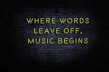 Tuğla duvardaki neon ışığın gece görüşü. Bilge Qoutation. 