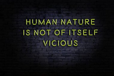 Tuğla duvardaki neon ışığın gece görüşü. Bilge Qoutation. 