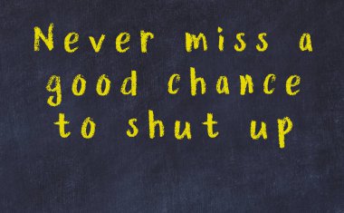 Üzerinde bilge yazılar olan siyah karatahta.