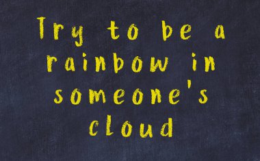 Üzerinde bilge yazılar olan siyah karatahta.