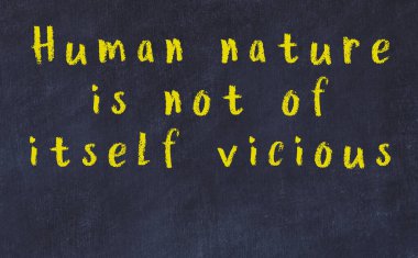 Siyah masadaki akıllı alıntıların tebeşiri.