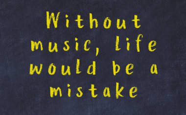 Üzerinde bilge yazılar olan siyah karatahta.