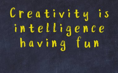 Üzerinde bilge yazılar olan siyah karatahta.