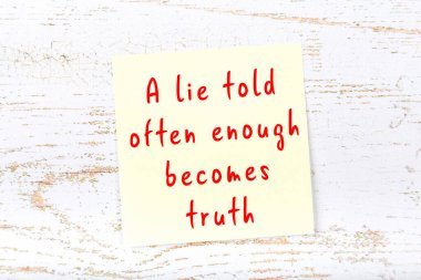 El yazısı motivasyon alıntısı olan sarı yapışkan not