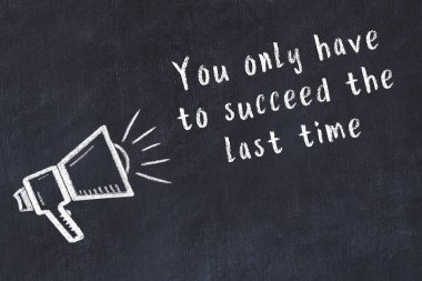 Siyah masaya hoparlör ve motivasyonel alıntının tebeşir çizimi