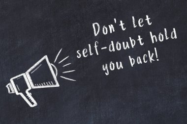 Siyah masaya hoparlör ve motivasyonel alıntının tebeşir çizimi