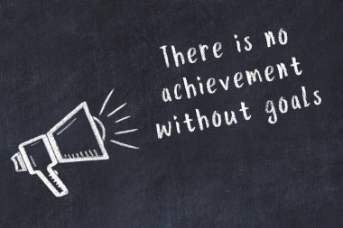 Tebeşir hoparlörü ve siyah masada akıllıca bir alıntı.