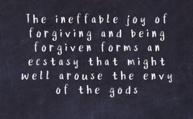 Siyah masadaki akıllı alıntıların tebeşiri.