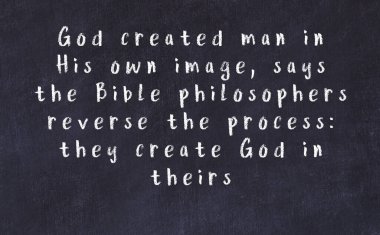 Siyah masadaki akıllı alıntıların tebeşiri.