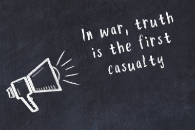 Tebeşir hoparlörü ve siyah masada akıllıca bir alıntı.