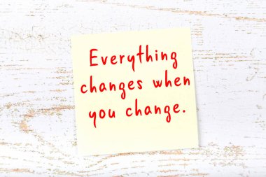 El yazısı motivasyon alıntısı olan sarı yapışkan not