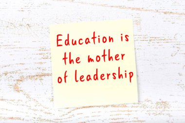 Ahşap duvardaki yapışkan notta bilgece bir alıntı 