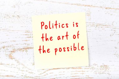 El yazısı motivasyon alıntısı olan sarı yapışkan not